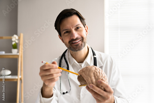 Canvastavla Brain Surgeon Or Neurologist Doctor Explaining