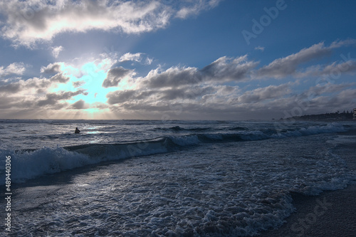 hombre bajo los rayos del sol en el mar