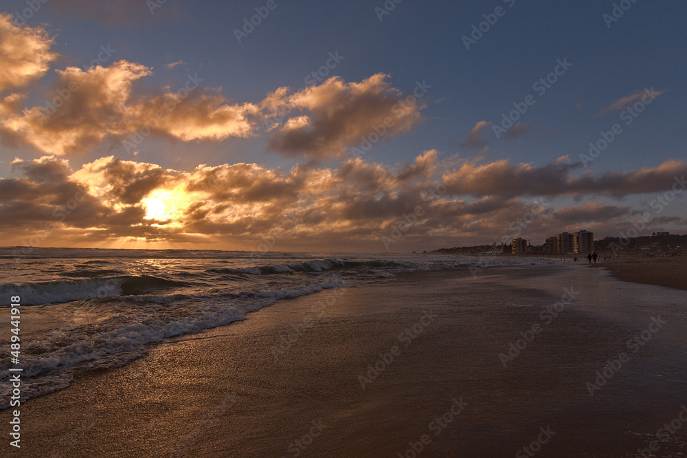 puesta de sol en la playa, olas rompiendo y oleaje