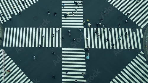 交差点を横断する人々