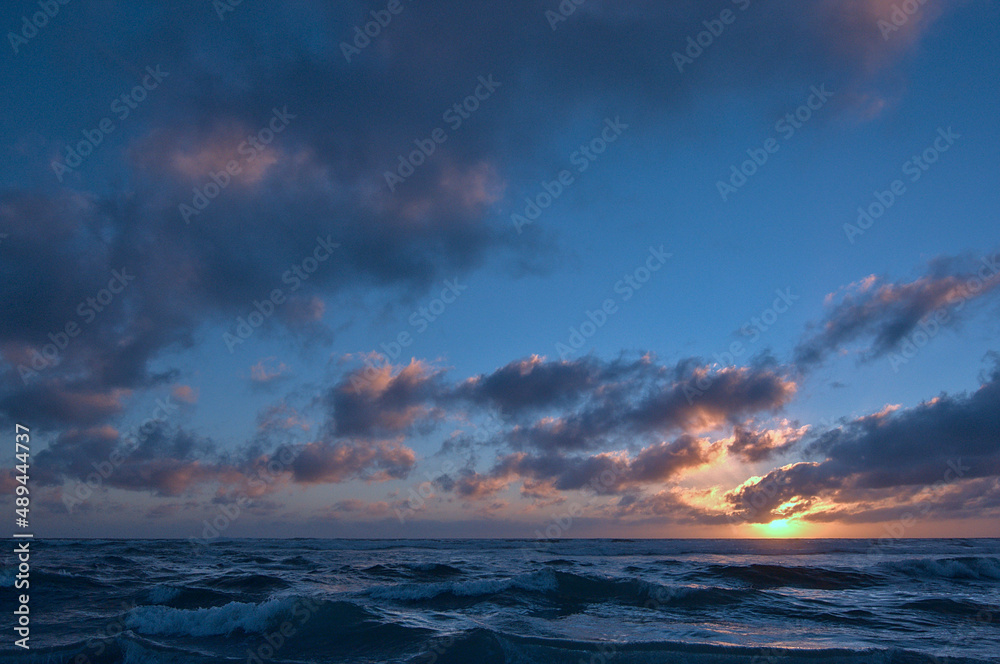 Fototapeta premium mar y puesta de sol con olas en la playa