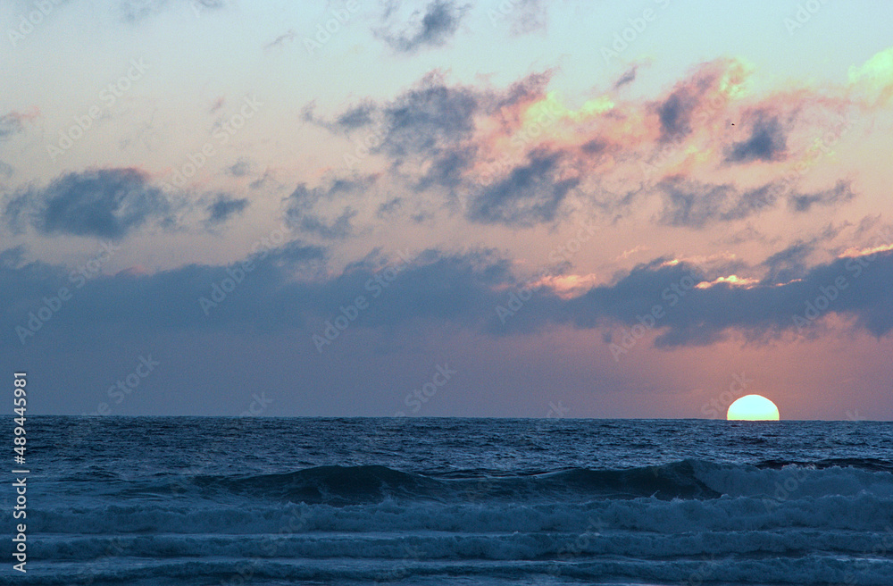 sol poneindose en el horizonte en el mar