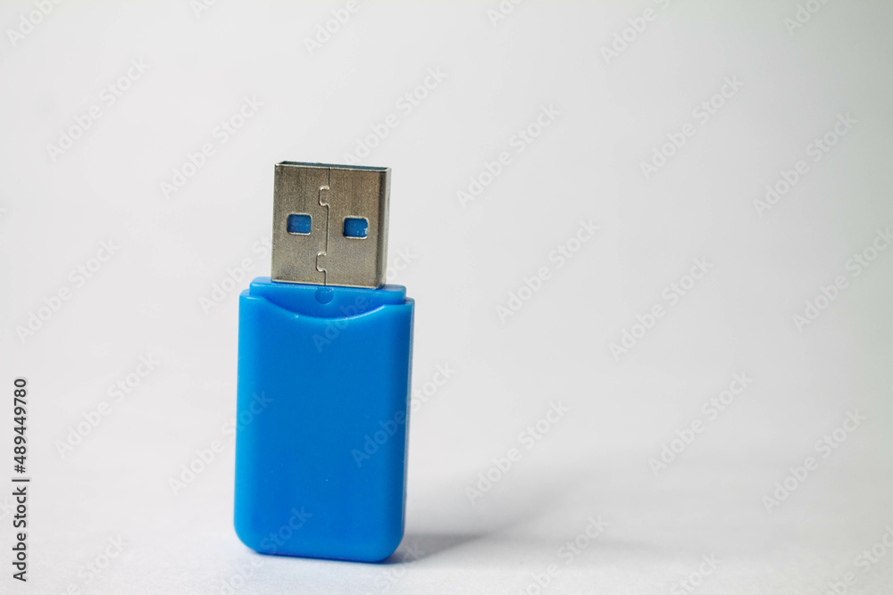 Memoria USB de almacenamiento de datos en fondo blanco conector de color azul Memoria USB de almacenamiento de datos en fondo blanco conector de color azul