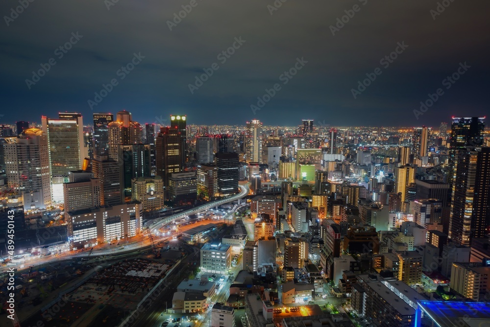 大阪梅田の空中庭園から見える夜景
大阪梅田の空中庭園から見える夜景