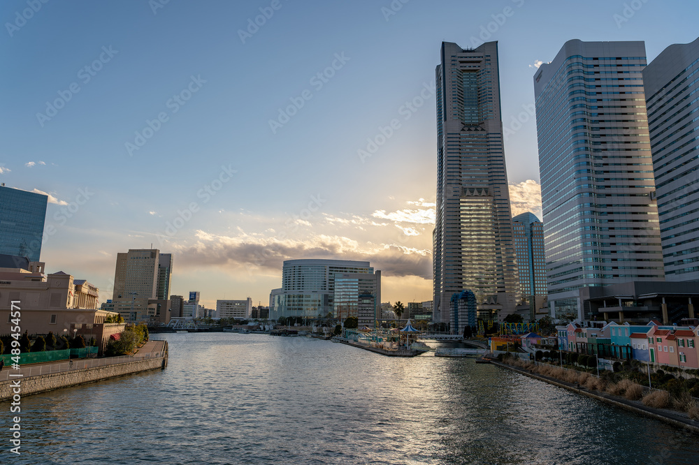 神奈川県横浜市西区みなとみらいの夕方の都市景観