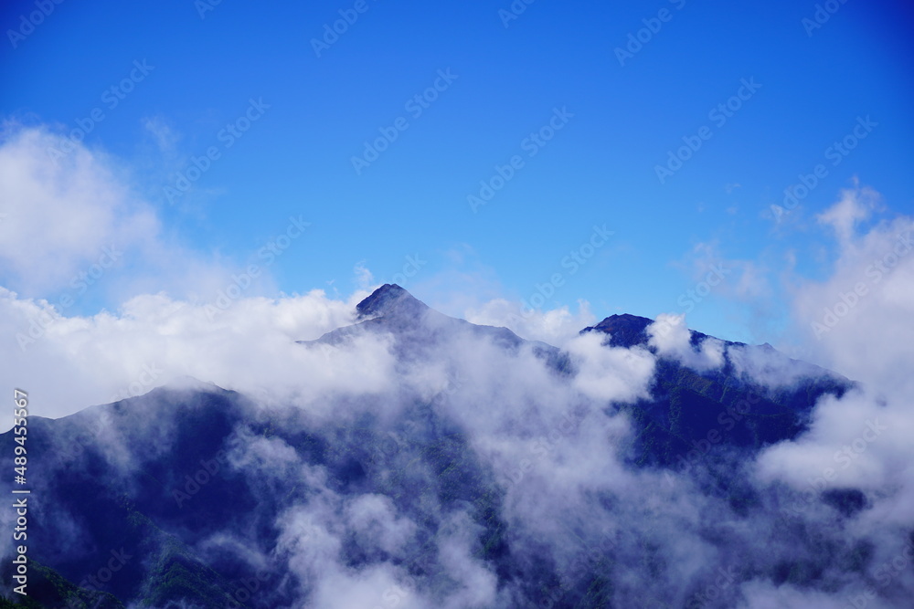 甲斐駒ヶ岳の登山道から見える北岳
