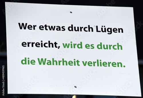 Schild auf einer Corona-Demo: 