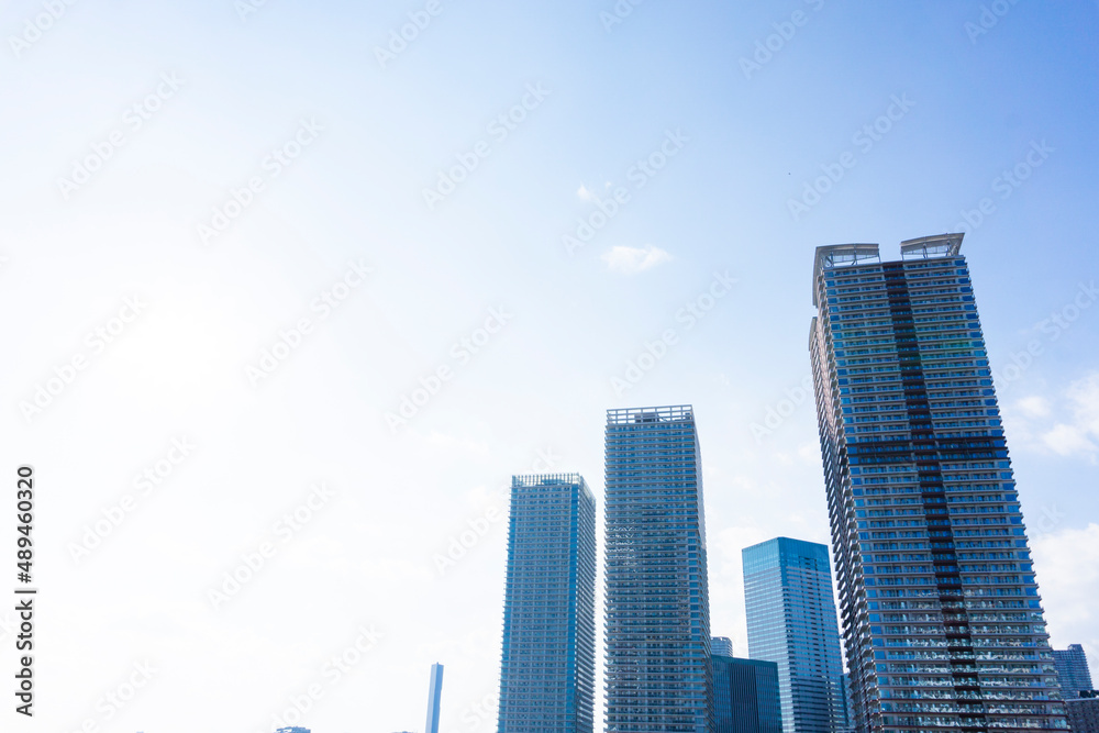 Tower apartments lined up along the river and a refreshing blue sky_38