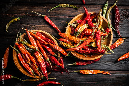 Foto Pods of dried chili peppers in a plate