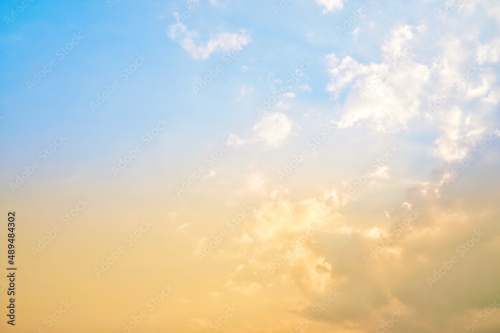 Obraz premium Fantastic and colorful blue sky in the sunset. Golden hour. Romantic moment. beautiful landscape in view for background or wallpaper.