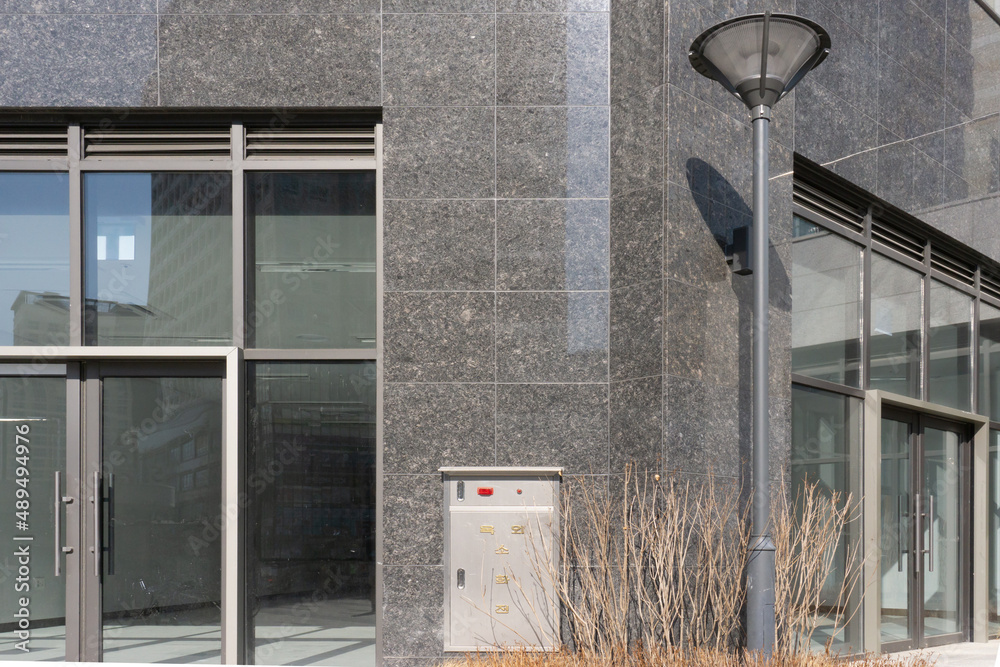 Naklejka premium 진한 대리석 건물 외벽에 시공한 소화전 벽등 가로등 
