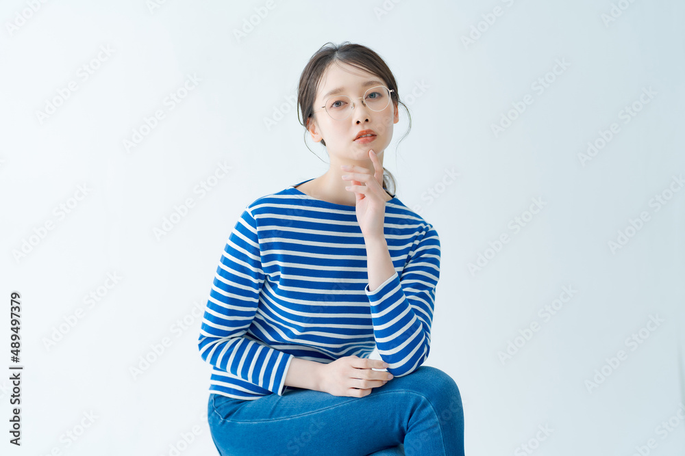 Obraz premium メガネをかけて真剣な表情の若い女性