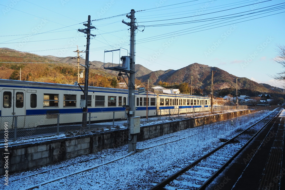 朝日を浴びるローカル電車