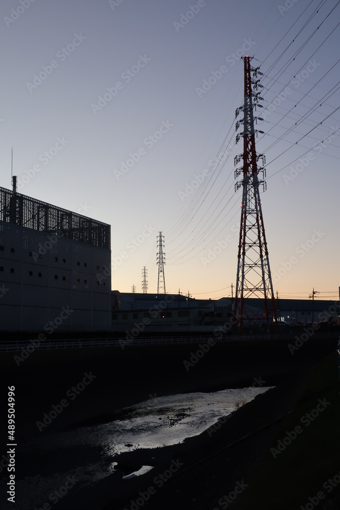 夕方の送電線の鉄塔の風景