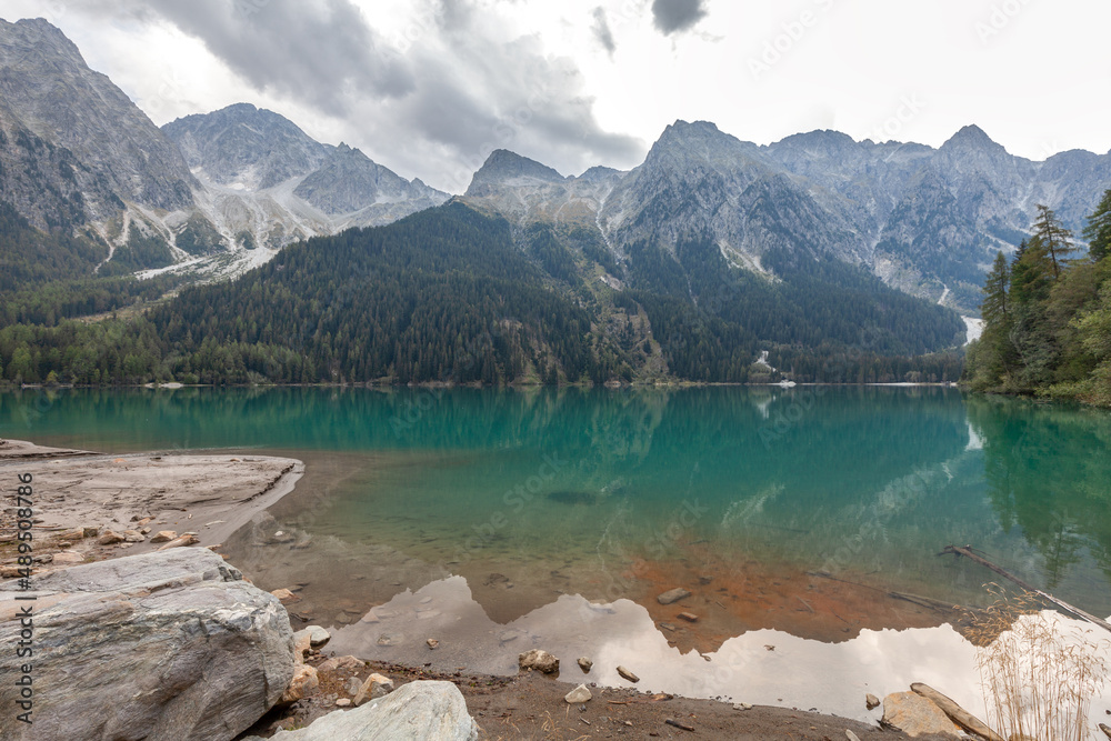 traumhafte Spiegelungen beim Umrunden des Antholzer Sees in Südtirol traumhafte Spiegelungen beim Umrunden des Antholzer Sees in Südtirol