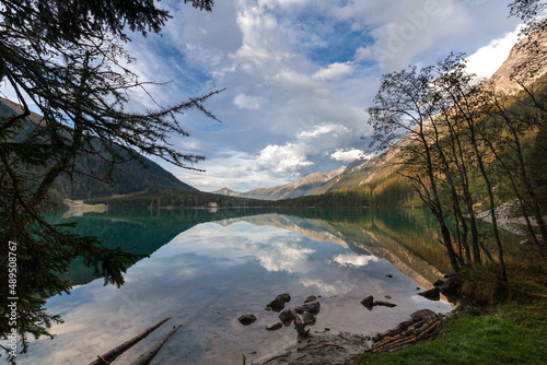 traumhafte Spiegelungen beim Umrunden des Antholzer Sees in Südtirol © USeePhoto