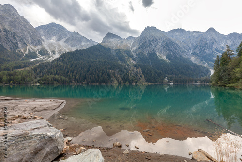 traumhafte Spiegelungen beim Umrunden des Antholzer Sees in Südtirol