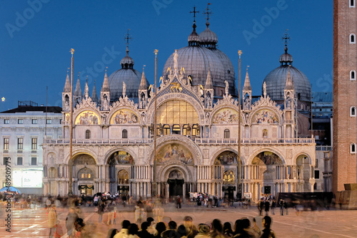 Venezia.Facciata della Basilica di San Marco di notte nella piazza omonima