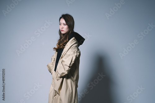 クールな女性ポートレート