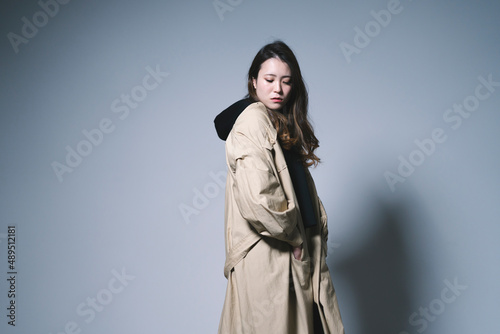 クールな女性ポートレート
