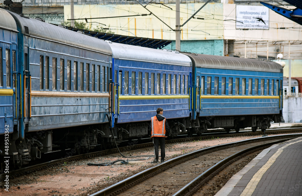 キエフ旅各駅に停車中のウクライナ鉄道の列車