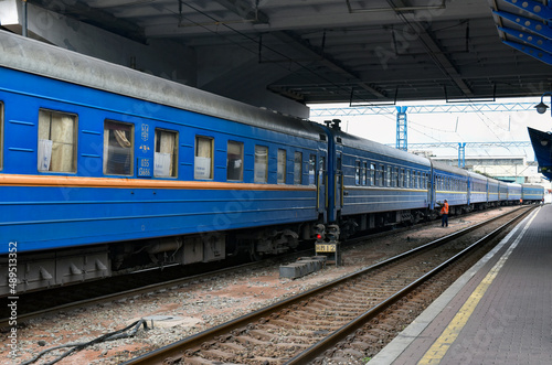キエフ旅各駅に停車中のウクライナ鉄道の列車