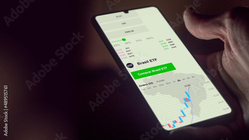 Gráfico de fondos negociados etf brasil en bolsa sudamericana, datos del mercado de valores en el teléfono. Análisis de negocios de una tendencia ETF Brasil photo