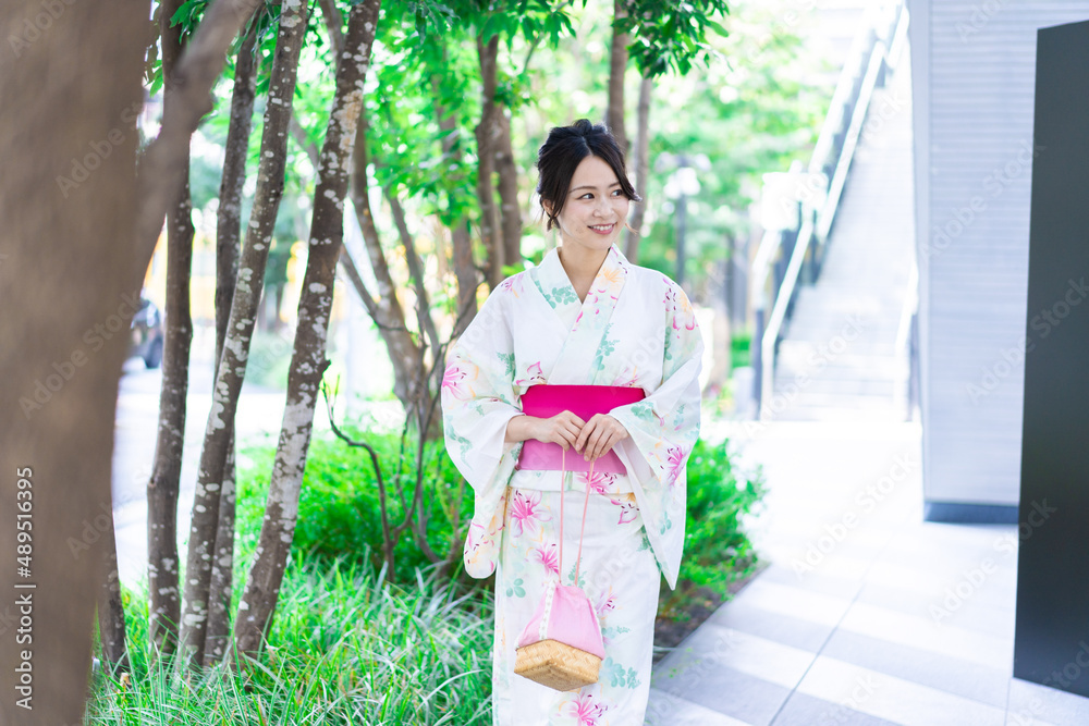 浴衣を着て街を歩く若い女性 浴衣を着て街を歩く若い女性