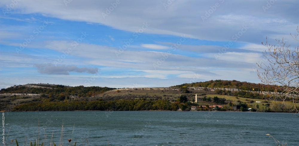 Embalse del Ebro, España. Atardecer y paisajes de esta zona de Cantabria.