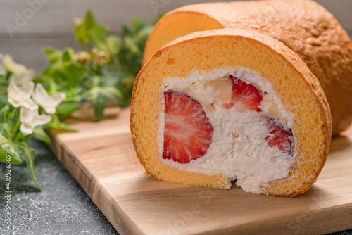 いちごのロールケーキ