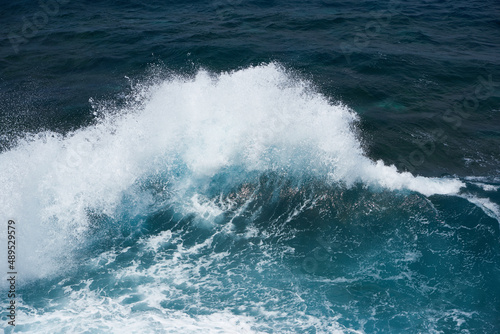 Crashing waves © Samuel