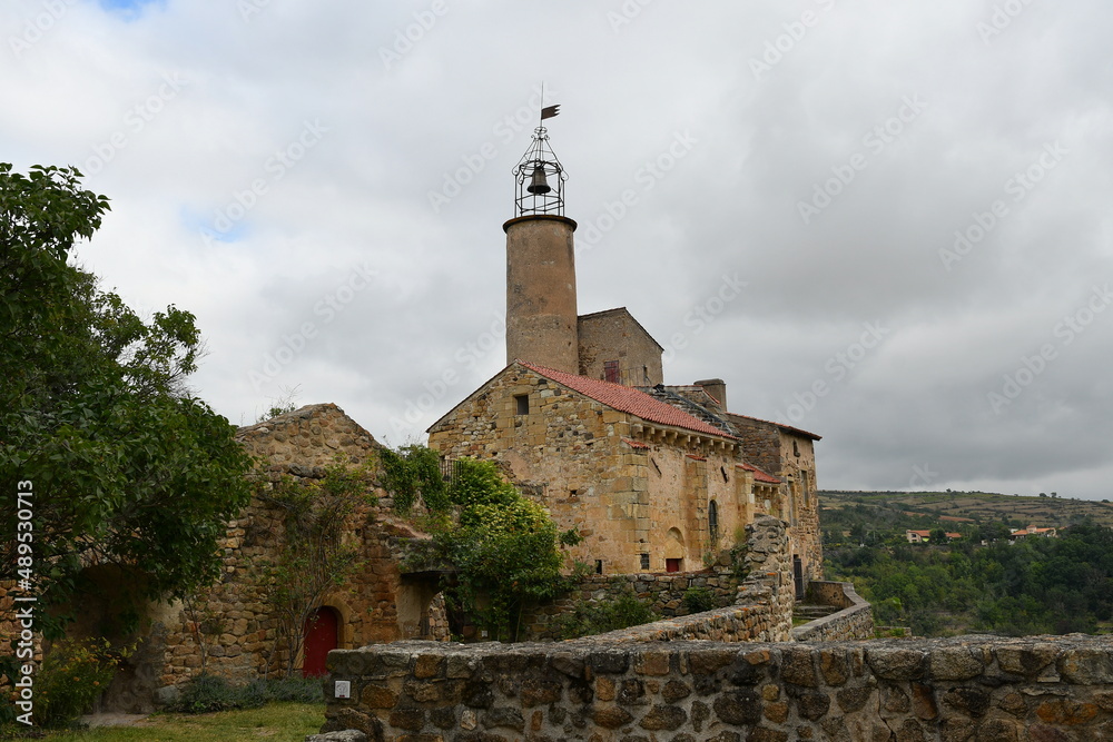 Vieille église du Marchidial perchée en haut de sa montagne surplombant le petit village de Champeix dans le puy de Dôme