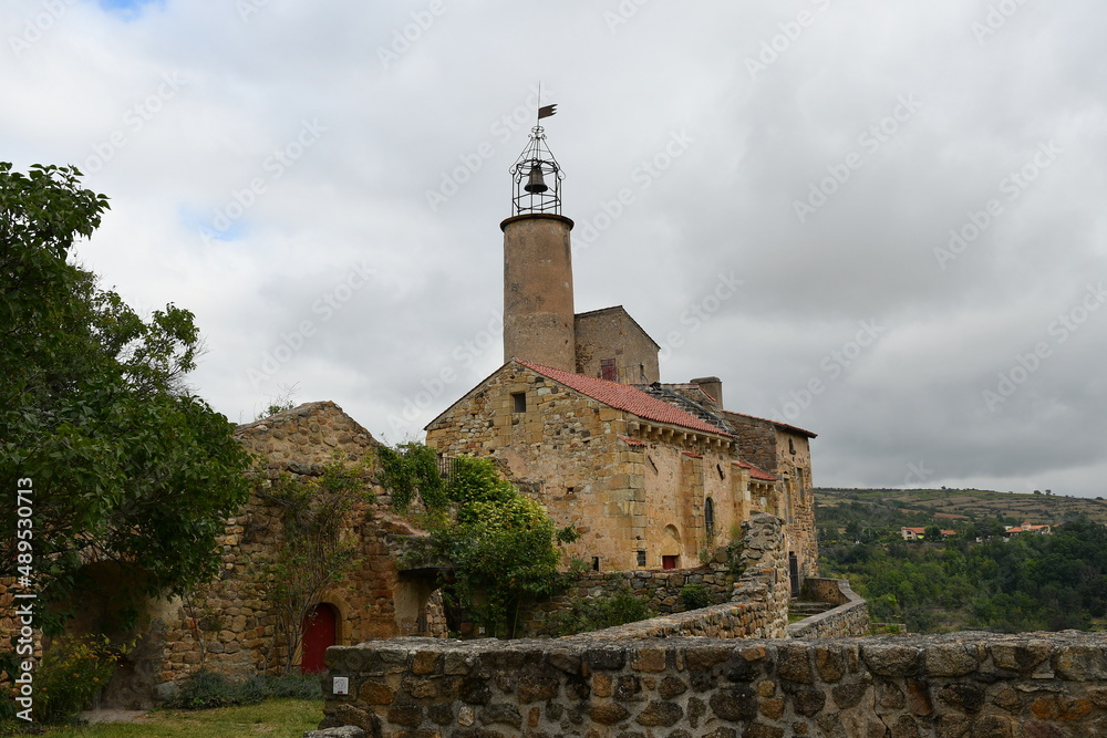 Vieille église du Marchidial perchée en haut de sa montagne surplombant le petit village de Champeix dans le puy de Dôme Vieille église du Marchidial perchée en haut de sa montagne surplombant le petit village de Champeix dans le puy de Dôme