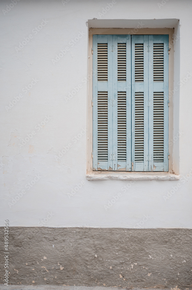 schönes altes hellblaues Holzfenster auf der griechischen Sonneninsel Kreta 