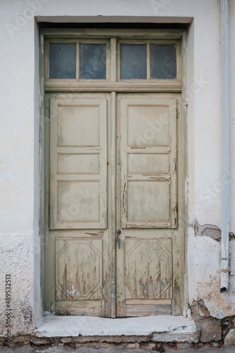schöne alte Tür auf der griechischen Insel Kreta Holztür mit besonderer Patina 