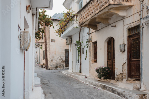 schöne kleine Gasse in einem griechischen Dorf auf der Insel Kreta  photo