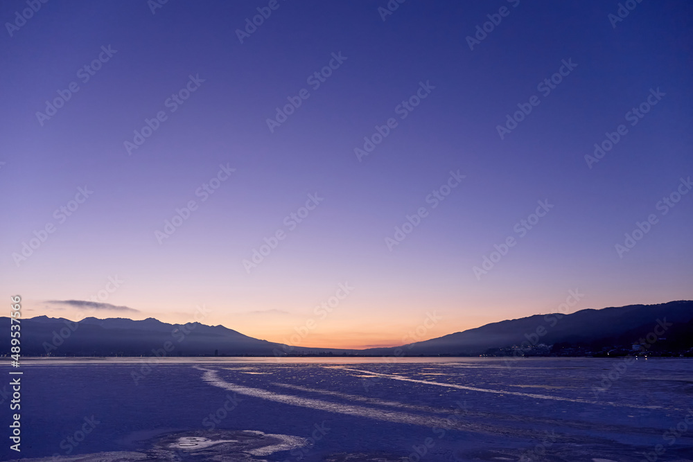 1月（冬） 夜明け前の諏訪湖（一部結氷） 長野県岡谷市