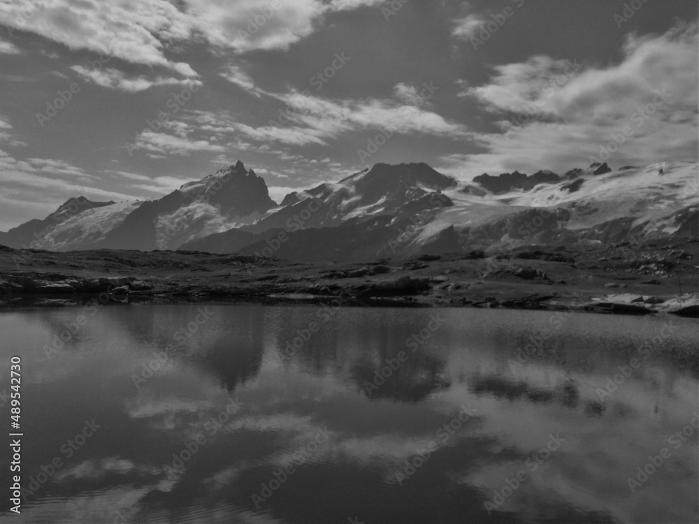 Alpes lake BW