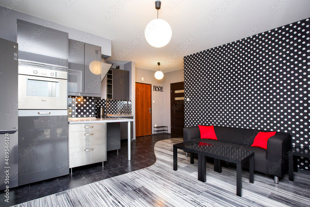 Apartament z aneksem kuchennym i tapetą w kropki