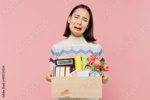 Photo Disappointed sad teen student girl of Asian ethnicity in sweater backpack hold b