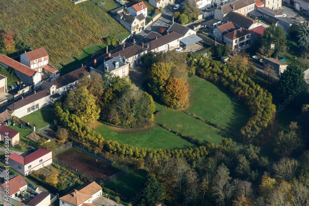 vue aérienne de demeures de champagne à l'automne à Cumières dans la Marne en France