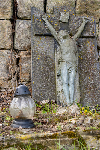 Print op canvas Tombstone with crucified Jesus and a lamp in the cemetery