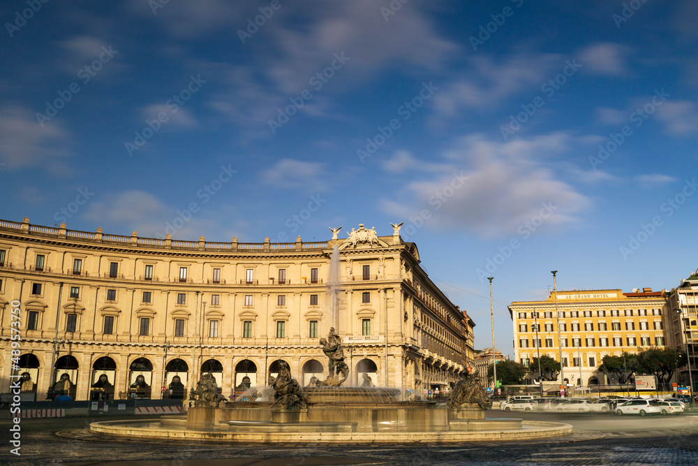 Obraz premium Piazza Esedra O Piazza della repubblica, fountain of the Naiads. Beautiful square in Rome