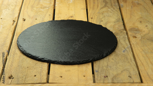 Photography Círculo negro de pizarra sobre tablas de madera