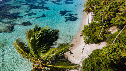 vue aérienne d' une Plage paradisiaque de Guadeloupe aux Antilles dans les caraïbes photo