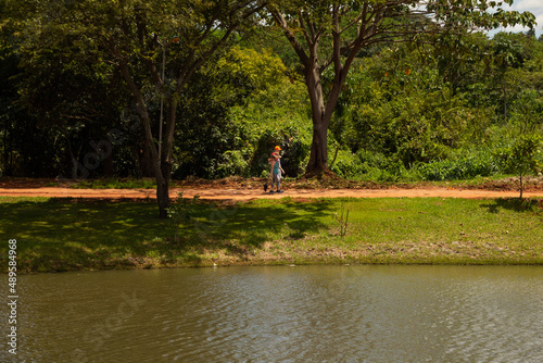 Paisagem de um parque muito arborizado e um lago, na cidade de Goiânia. Parque Leolidio di Ramos Caiado. photo