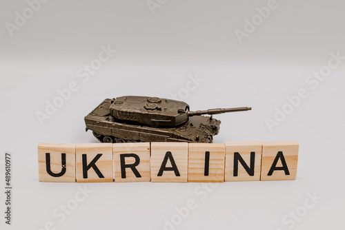 Ukraina i czołg za napisem photo