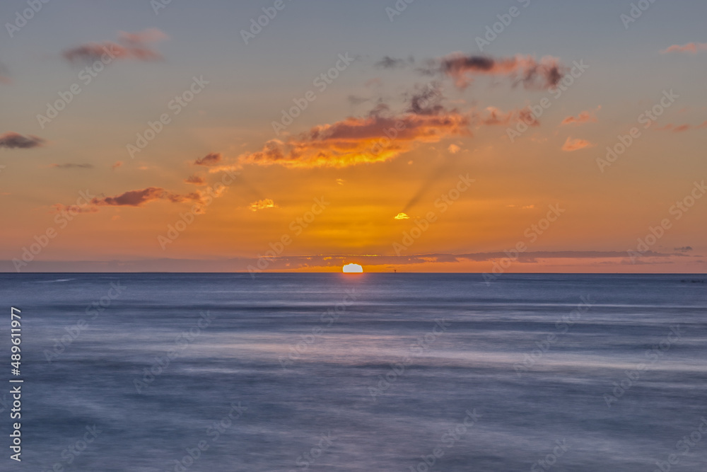 Obraz premium Sunset Behind Horizon from Ala Moana Beach in Hawaii