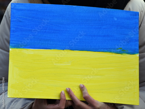 Pappschild mit der Flagge der Ukraine auf einer Ukraine-Demo photo