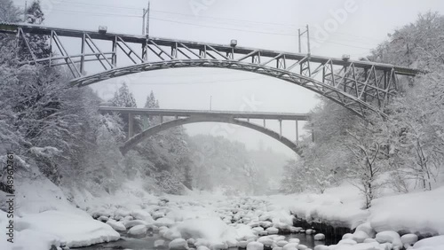 富山の雪国風景の千垣橋